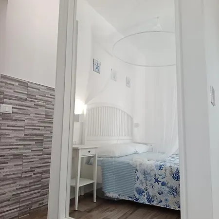 Private With Pool 500m From Sandy 아파트 *